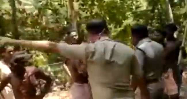 കാ​സ​ര്‍​ഗോ​ട്ട് നാ​ട്ടു​കാ​ര്‍ പോ​ലീ​സി​നെ കൈ​യേ​റ്റം ചെ​യ്തു