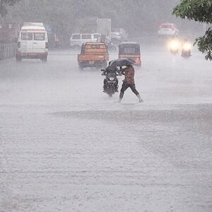 സംസ്ഥാനത്ത് നാളെ മൂന്ന് ജില്ലകളിൽ മഴയ്ക്ക് സാധ്യത; തമിഴ്നാട് തീരത്ത് 55 കി. മി വേ​ഗതയിൽ കാറ്റ്, മുന്നറിയിപ്പ്