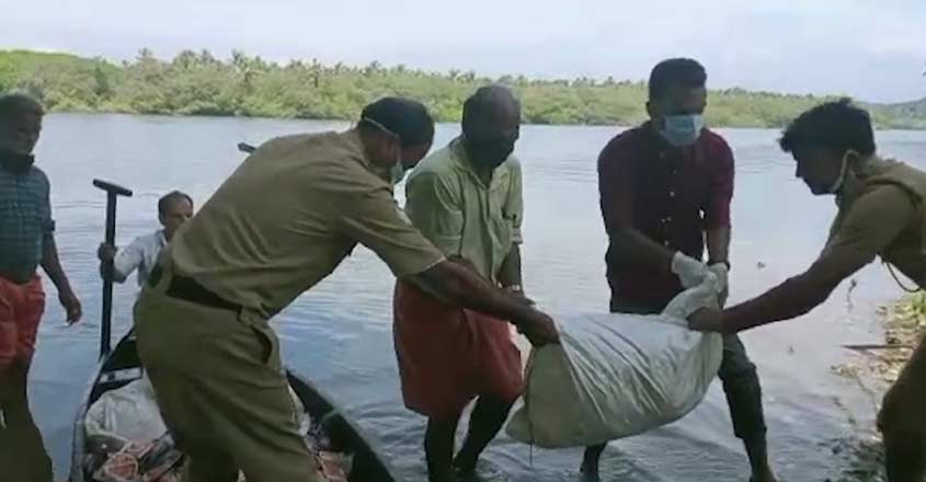 കടലുണ്ടി പുഴയിൽ നിന്ന് നാനൂറ് കിലോ നിരോധിത ലഹരി ഉൽപന്നങ്ങൾ കണ്ടെത്തി