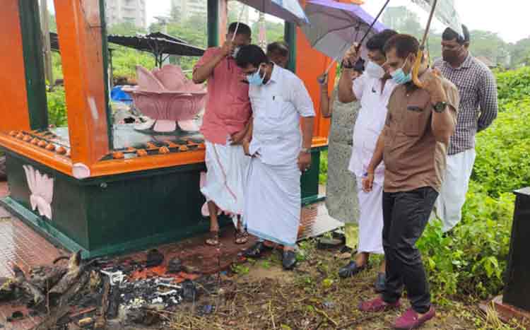 കെ.ജി മാരാരുടെ സ്മൃതി കുടീരത്തിന് മുൻപിൽ നായയെ കൊന്ന് കത്തിച്ചു